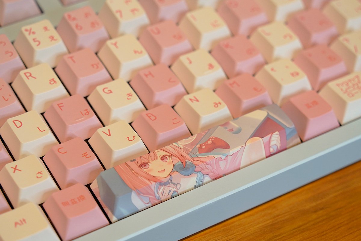 大人気VTuber結城さくな×AMICISキーボードとマウスパッドをレビュー