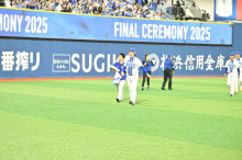 グラウンドを一周する三浦大輔監督 背番号81番 - ヨコハマ経済新聞