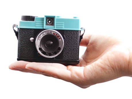 トイカメラ「ダイアナ」に新機種－ハーフフレーム、真四角フレームを