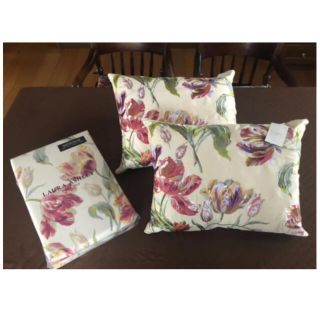 イギリス直輸入；ローラアシュレイ UK製ウールクッション 中身フェザー