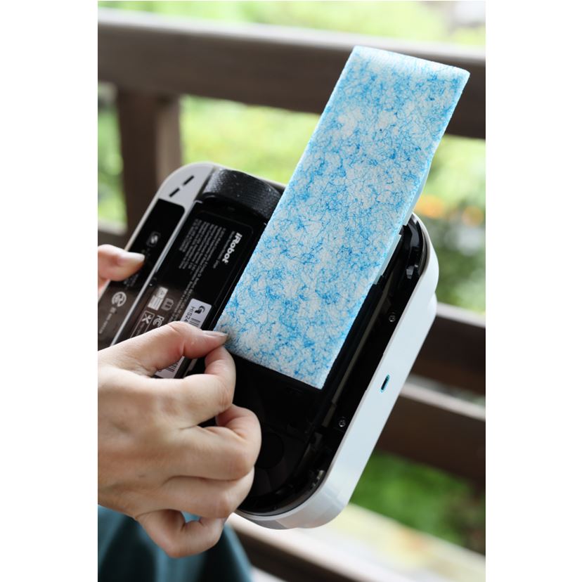 ピュッと水吹く！ 床拭きロボット「iRobot ブラーバジェット240」を