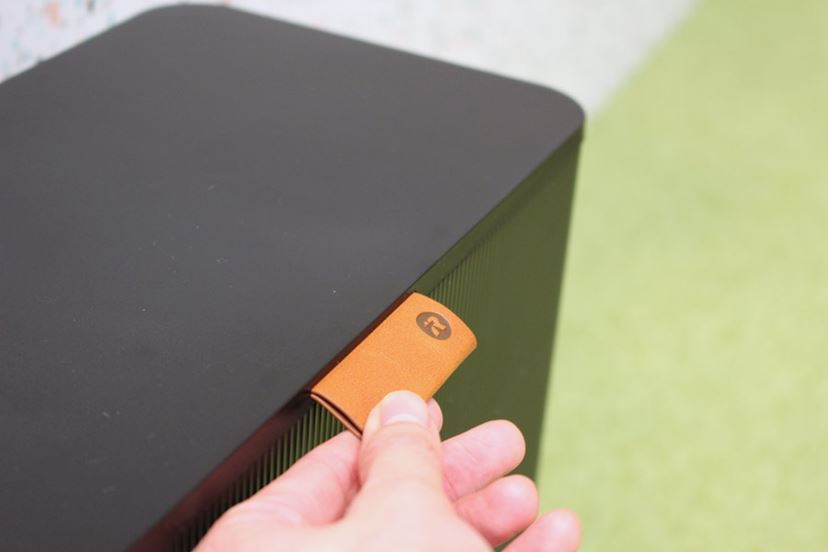 新しい「ルンバ j7+」は散らかった床でも動きやすい！ ケーブルや