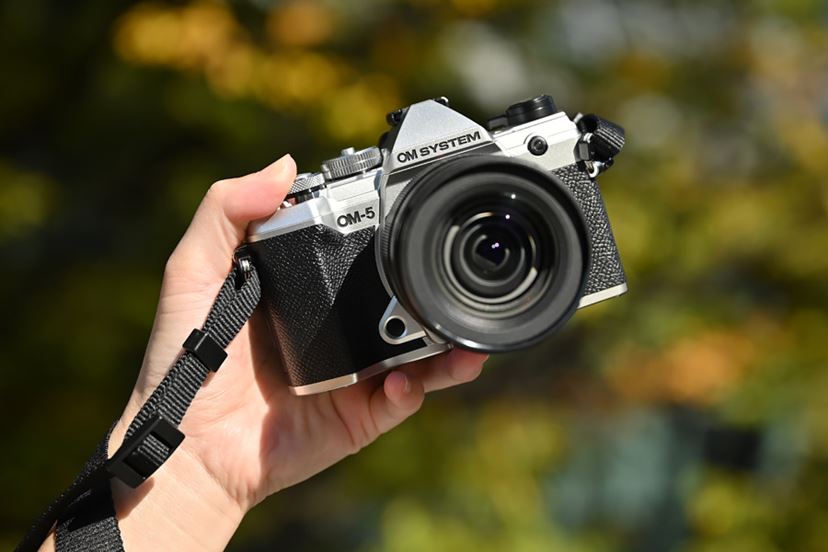 カメラとしての魅力たっぷりの最新ミラーレス「OM SYSTEM OM-5」、上田