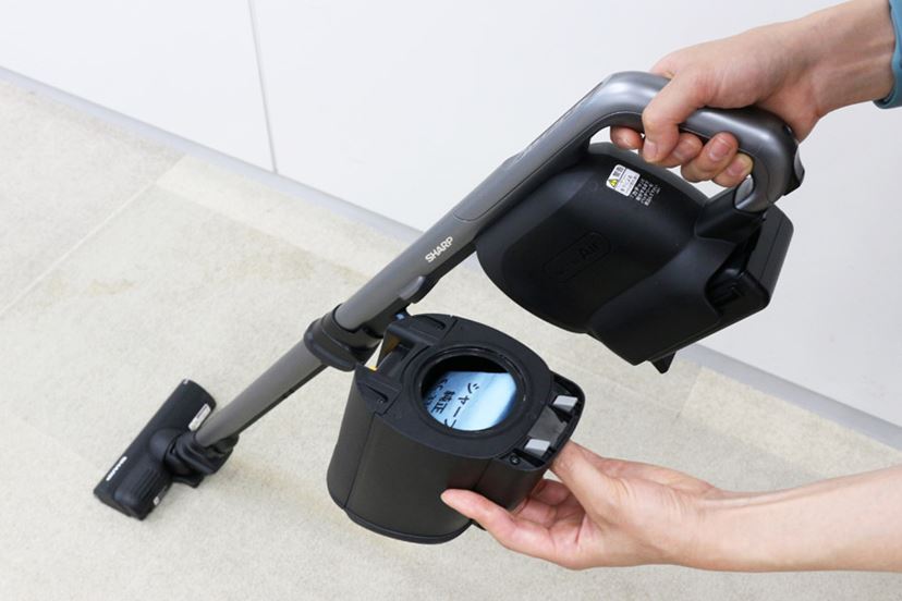 紙パックに触れずにポイッ！ シャープの紙パック式コードレス