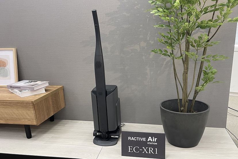 静音性抜群！ シャープから初のステーション付きスティック掃除機が