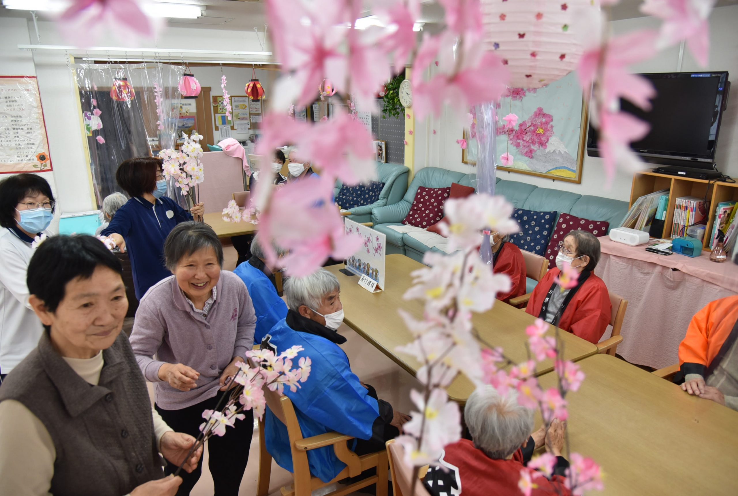 987.まごころデイサービスの介護レク｜ホール内を装飾し、お花見演出