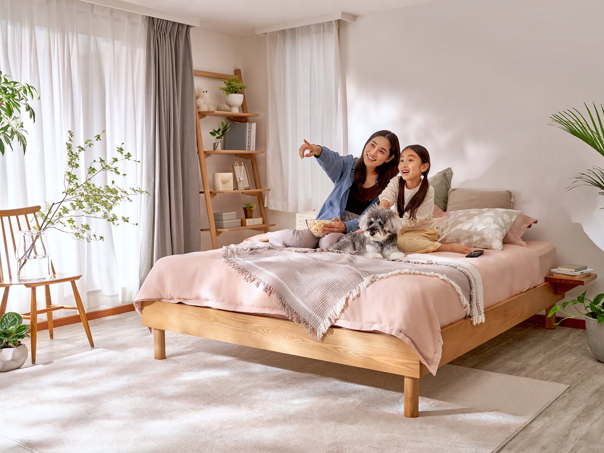 コアラのベッドサイドテーブル｜小さめ木製サイドテーブル – コアラ