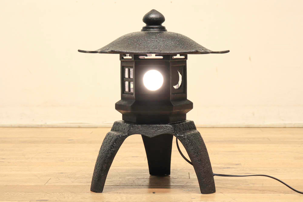 上品なデザインで風情のある鉄製の灯籠 DC3264 – 古福庵 [ KOFUKUAN