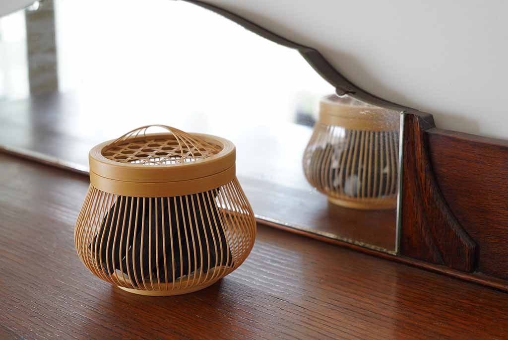 駿河竹千筋細工」と炭を組み合わせて、清々しいインテリアに | Japan