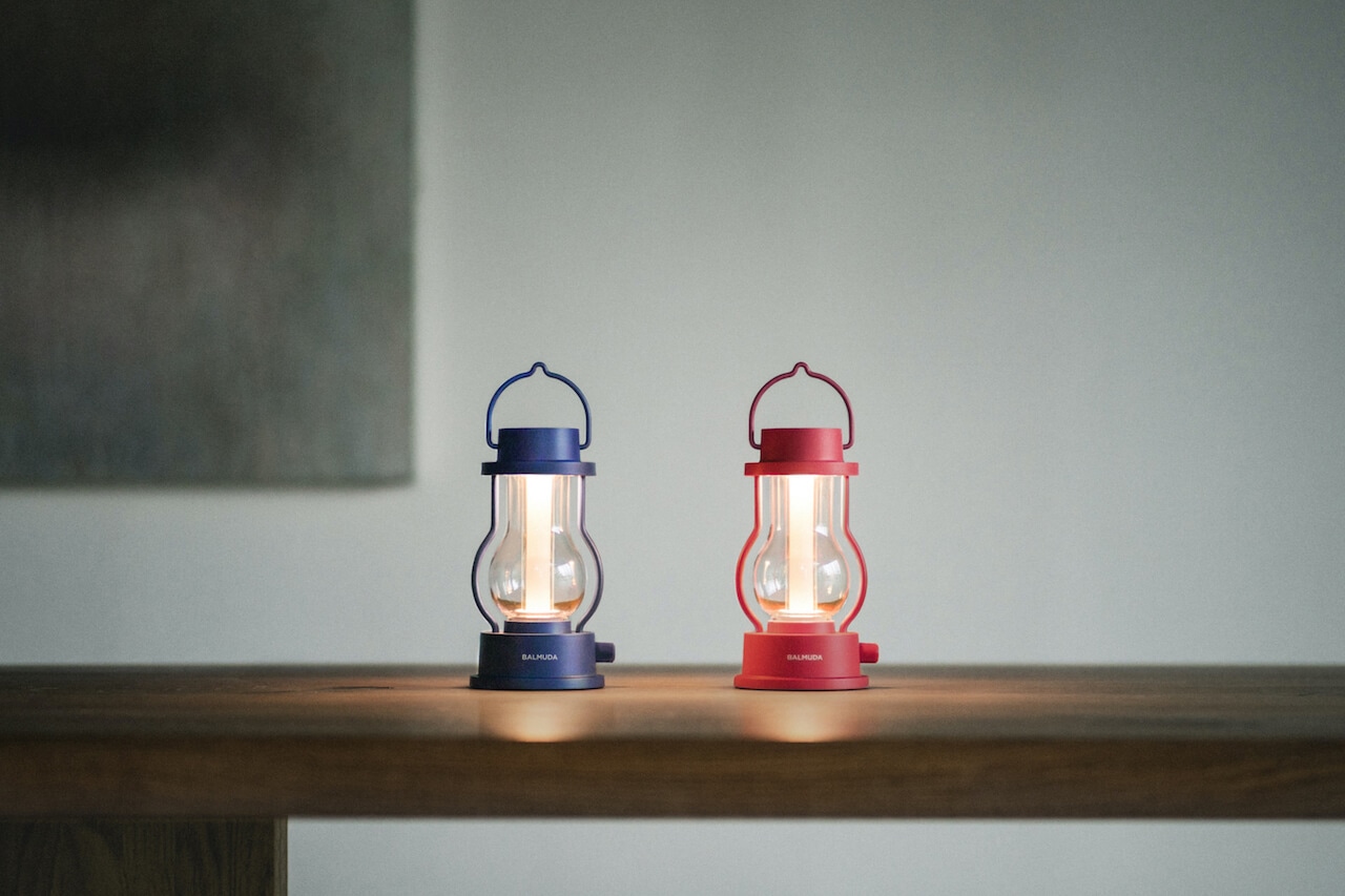 バルミューダ ザ・ランタンの限定色、クラシックレッド＆ネイビー