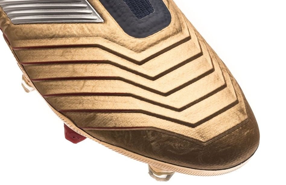 プレデター25周年記念】 プレデター19+FG/AG 限定ゴールドカラー登場