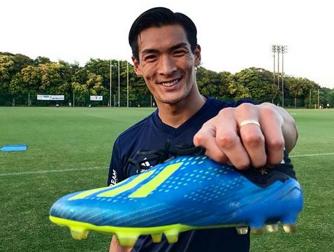 槙野智章がアディダス X18.1を槙野スタイル(左右色違い)で着用