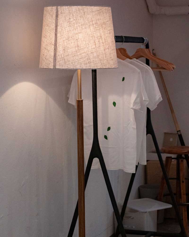 上質な空間を灯す大理石ベースのスタンドランプ｜優しい灯りのフロア