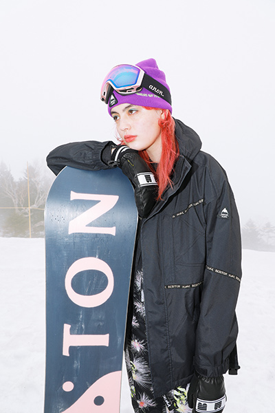 X-girl x Burtonコラボコレクションのルックを公開！