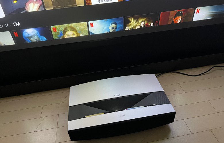XGIMI AURAレビュー】壁から20cmで100インチ4K超高画質｜自宅映画館の