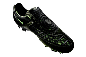 ナイキ、進化したフットボールスパイク「NIKE TOTAL 90 LASER II」発売