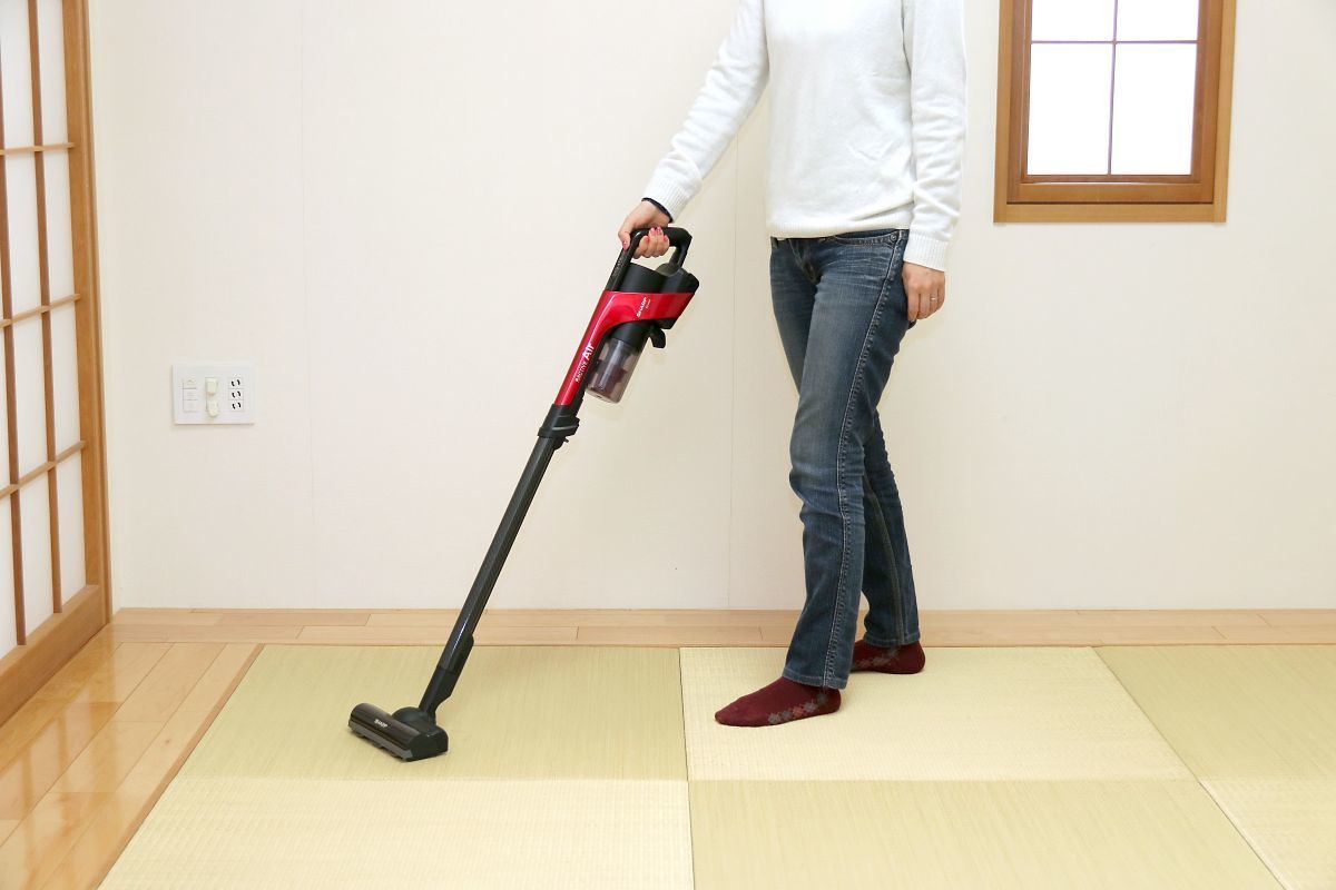 注目のコードレス掃除機10台】シャープ「EC-AR5」：軽いは正義。ノン