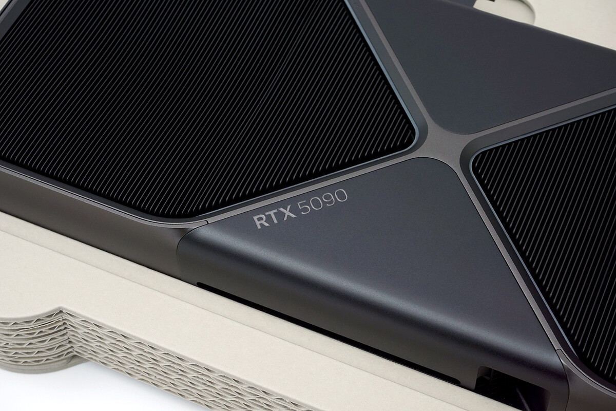 2スロット厚に凝縮、スリムになった「NVIDIA GeForce RTX 5090