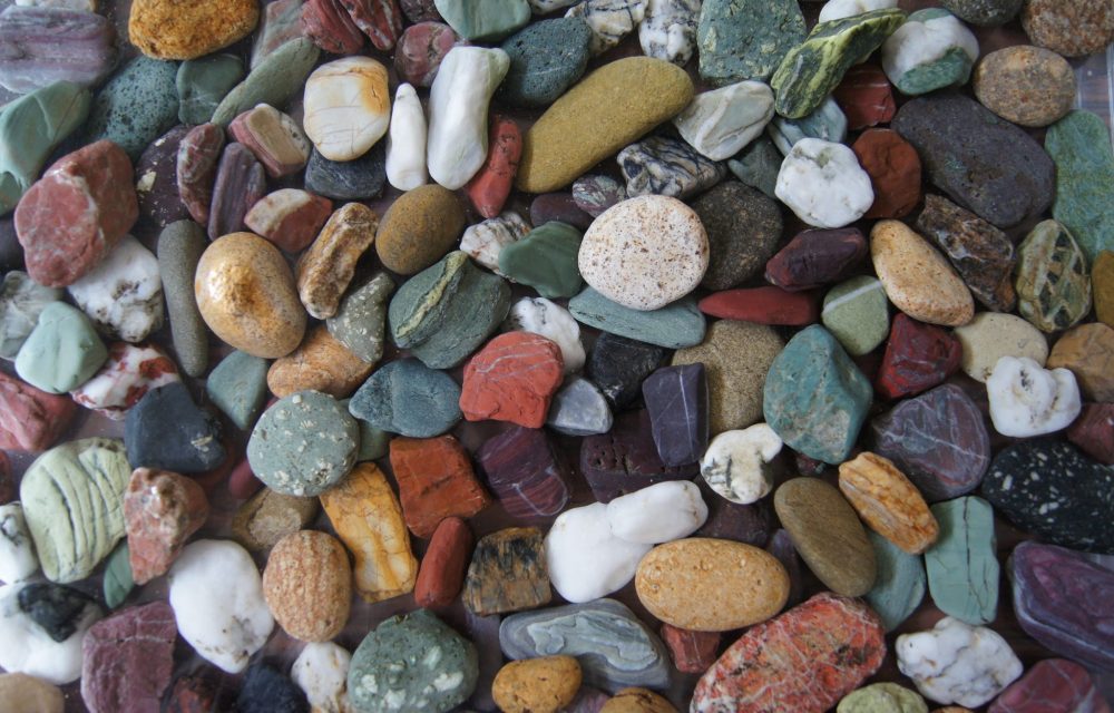 仁淀川の五色石 | 観光スポット | 一般社団法人 仁淀ブルー観光協議会