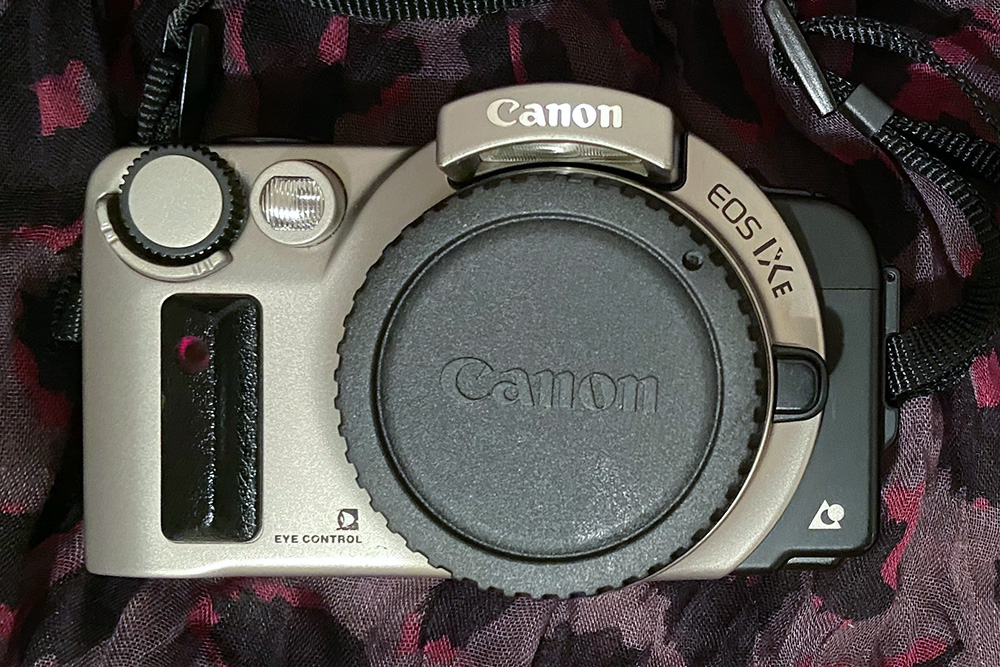 Canon EOS IXE APSフィルム対応の一眼レフカメラ。
