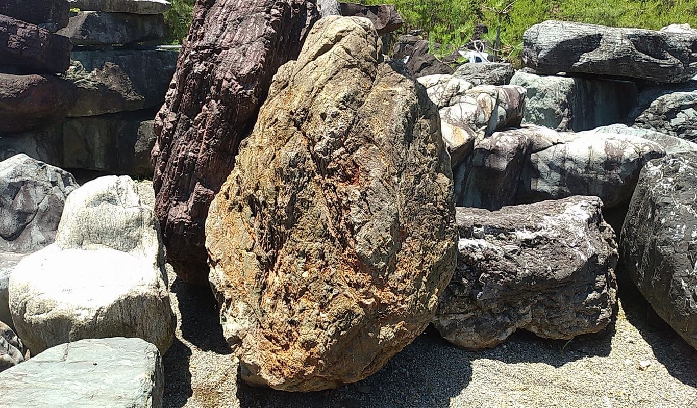 貴船石 - 大変貴重な日本の最高級銘石で加茂七石としても有名な庭石