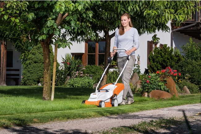芝の手入れを、より手軽に、よりキレイに！バッテリー芝刈機 STIHL RMA