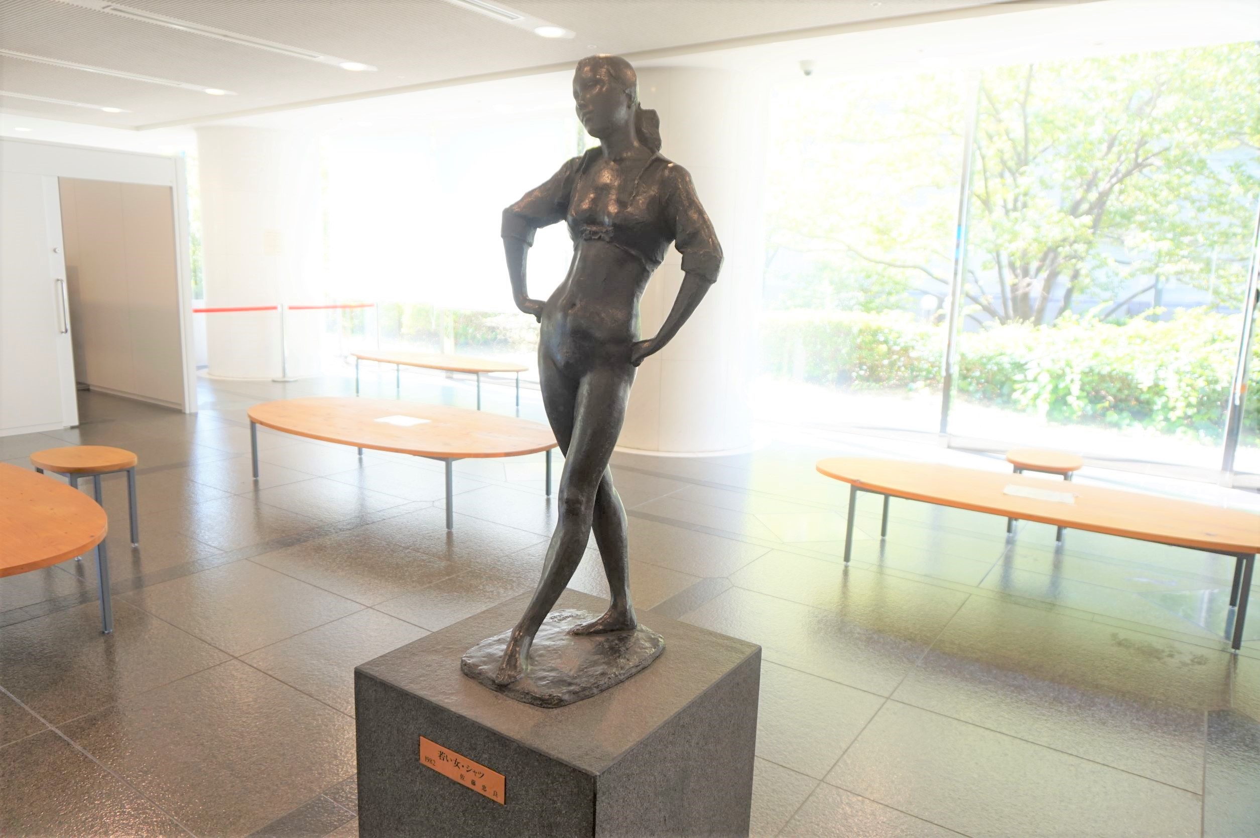 若い女・シャツ」市役所のエレベータホールを抜ければ出迎えてくれるの