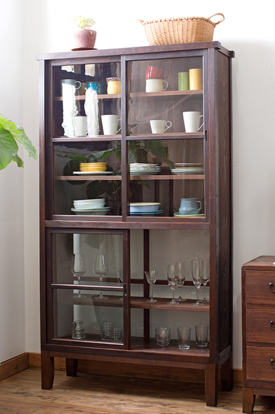 ノスタルジックな魅力。昭和レトロなガラス戸棚のすすめ