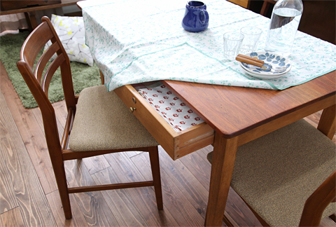 ダイニングをすっきり魅せる。アンティークの引き出し付きテーブル