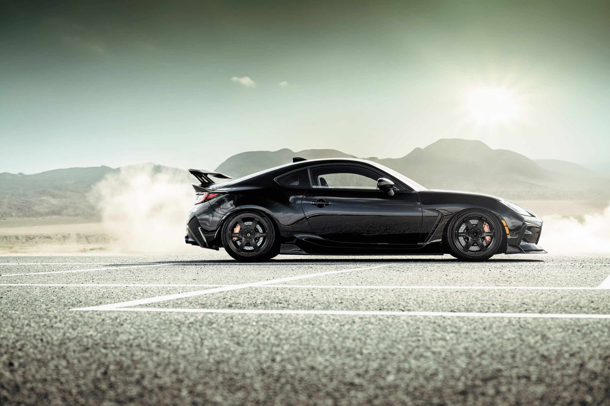 高性能コンペティションスポーツの漆黒カラーに18インチが登場「RAYS