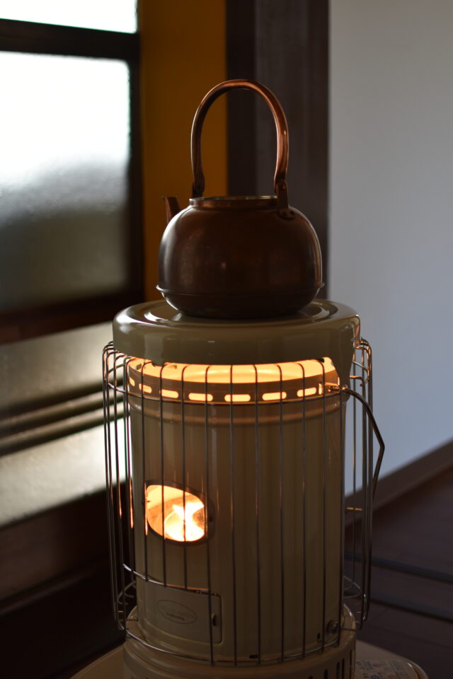 ヤカンでお湯が沸かせて便利！コロナ社のストーブ（SL-5121） | セミブログ