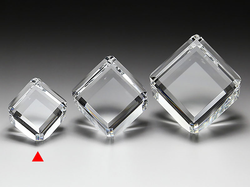 ペーパーウェイト《キューブ40》 - 高さ40mmのクリスタルガラス製