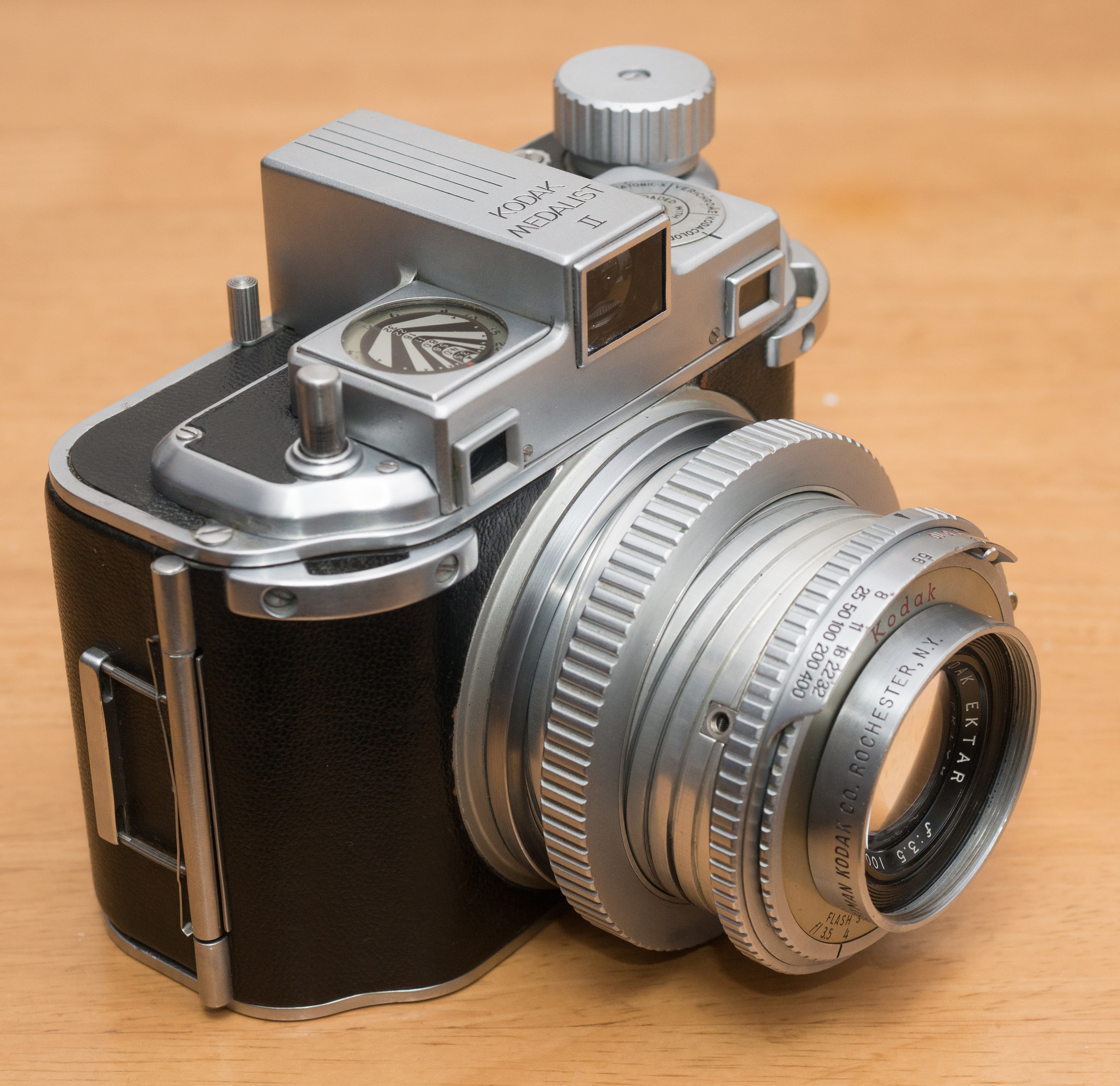 小さく軽く、先進的 コダック・メダリスト