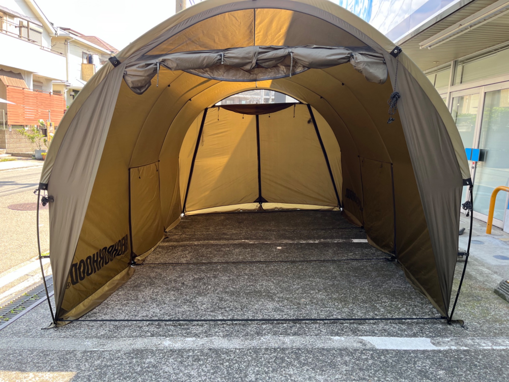 ヘリノックス×ネイバーフッド！自立するトンネルシェルター「E-HANGER