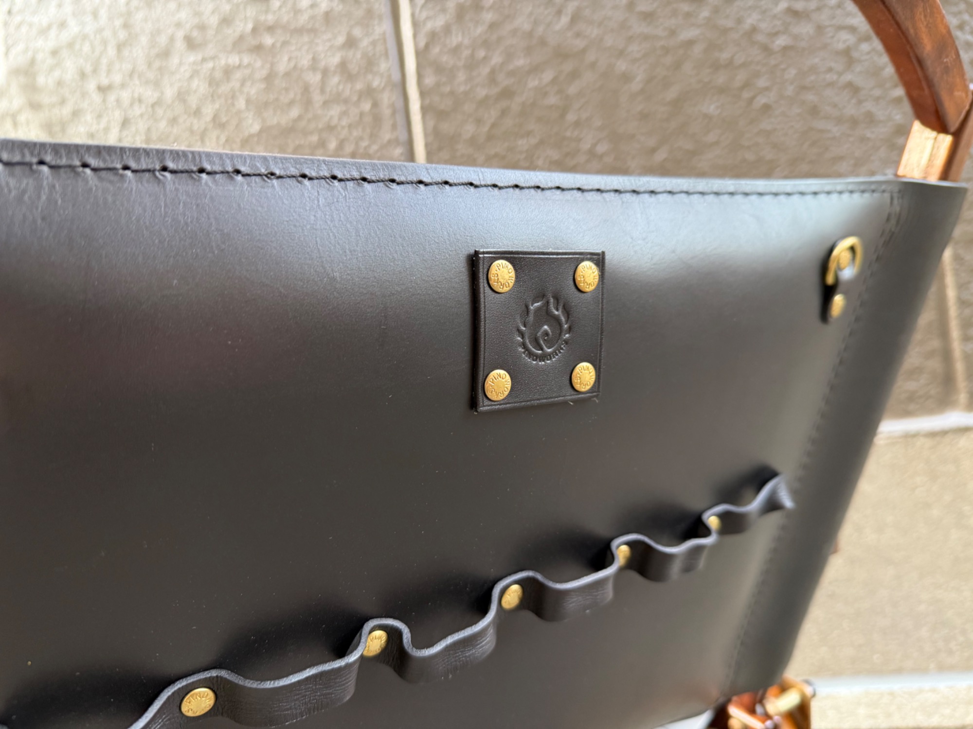 重厚感あるピノワークスレザーカスタムのカーミットチェアワイド