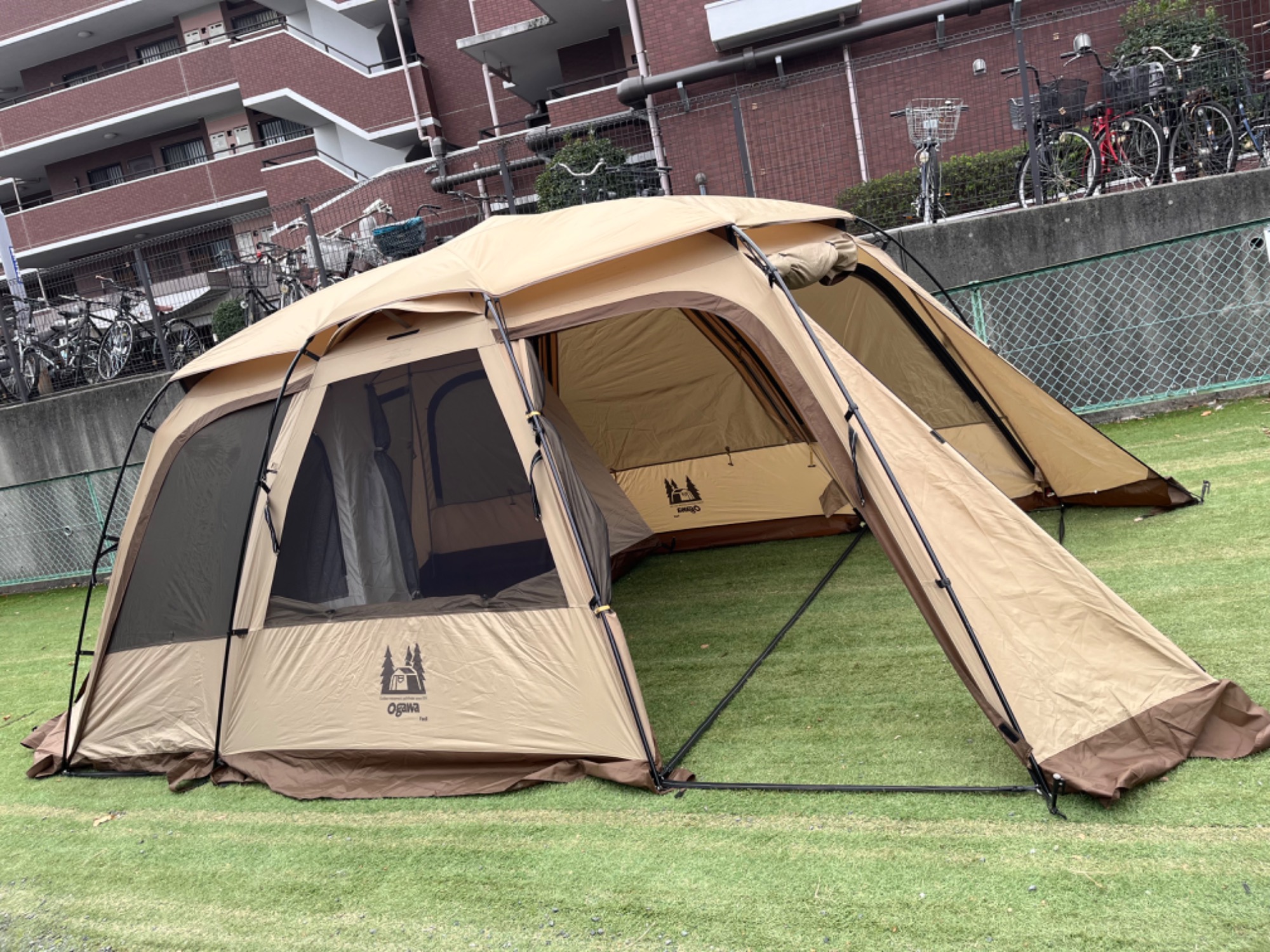1人でも設営簡単！オガワの2ルームテント『ファシル』[2023.11.11発行