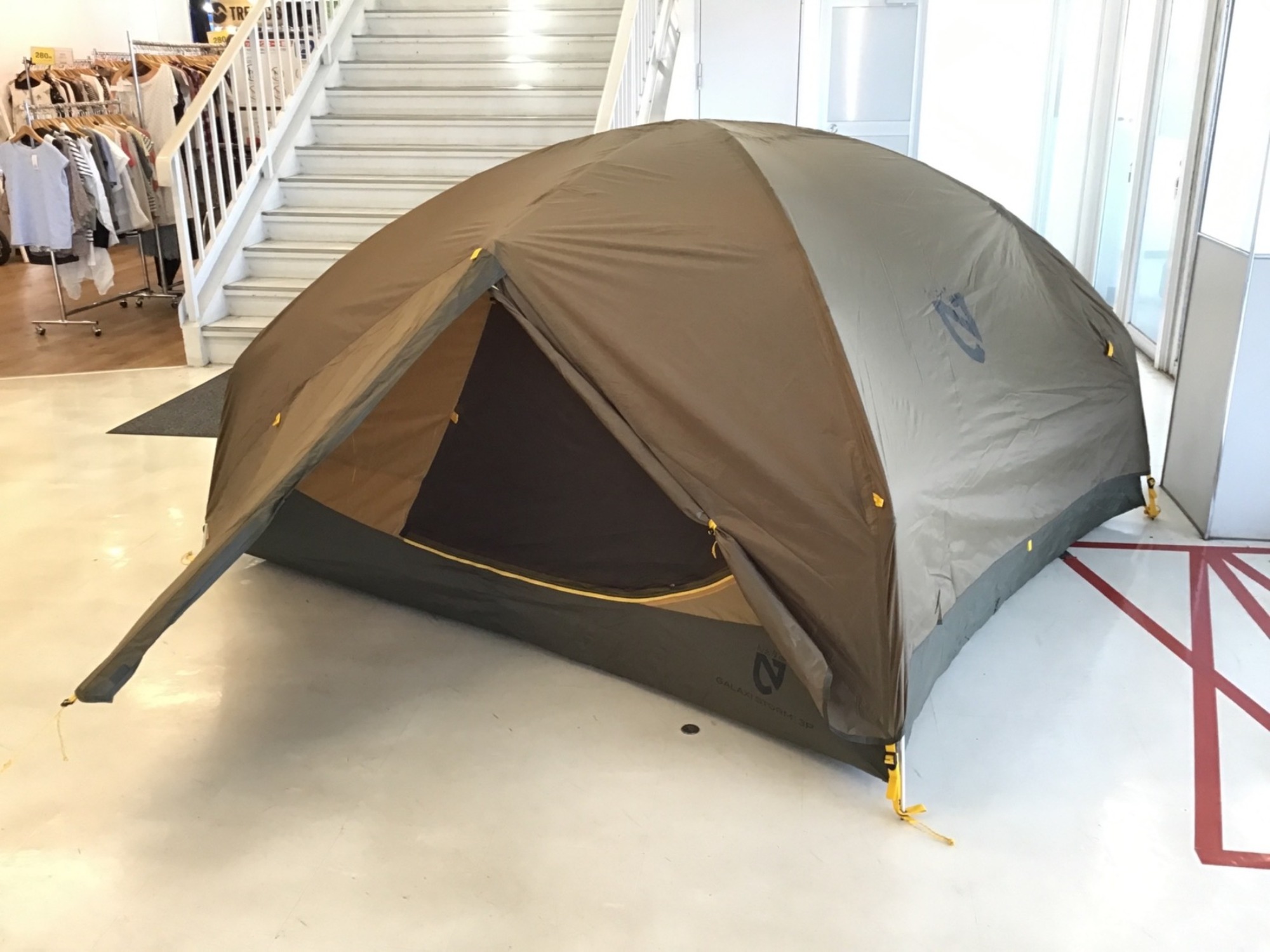 オススメ！設営のしやすい幕！ニーモ！ギャラクシーストーム3P入荷致し