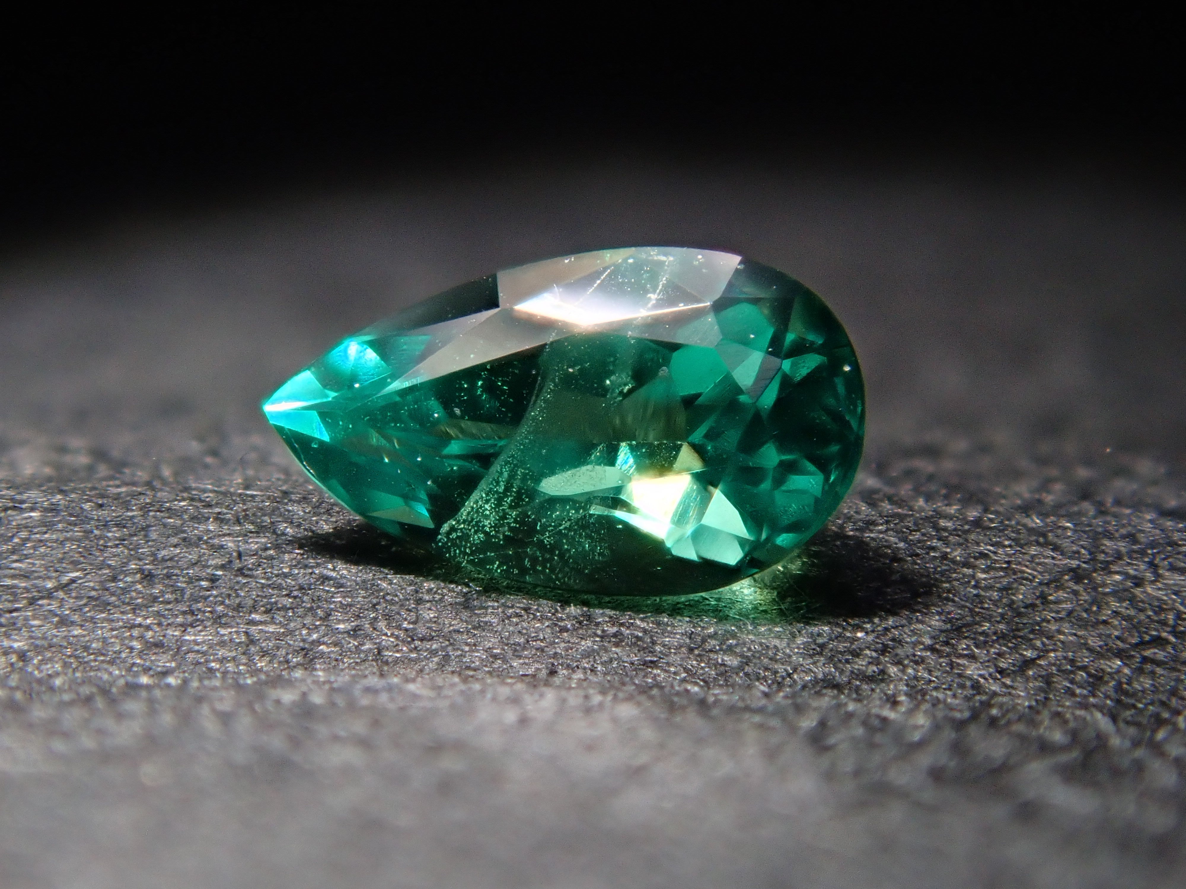 グリーンアウイナイト 0.098ctルース