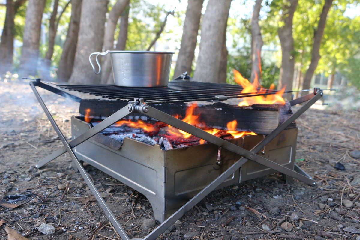 軽くて組み立て簡単な焚き火台！ウルフ＆グリズリー「ファイヤーセーフ