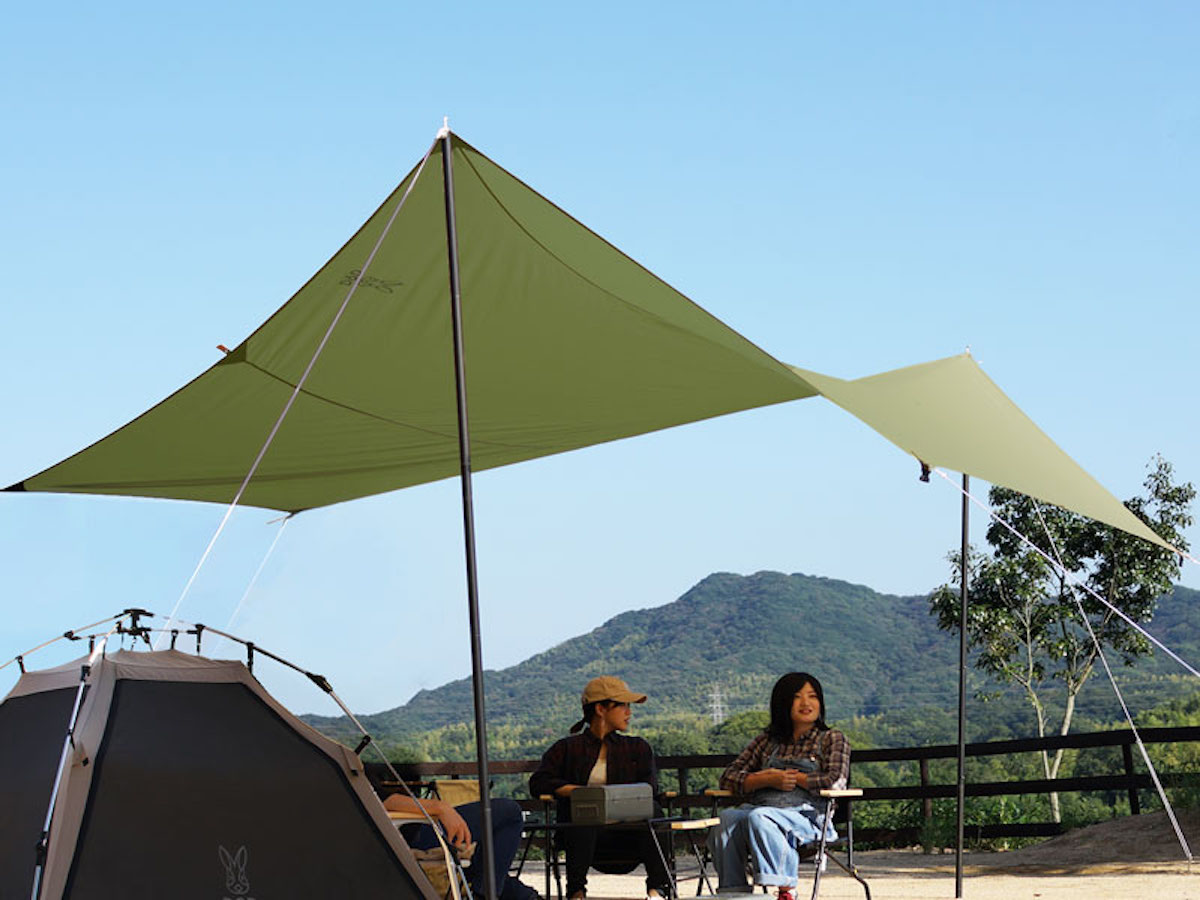 クルマの横でも後ろでもしっくり馴染むアレンジ自在の変形タープ