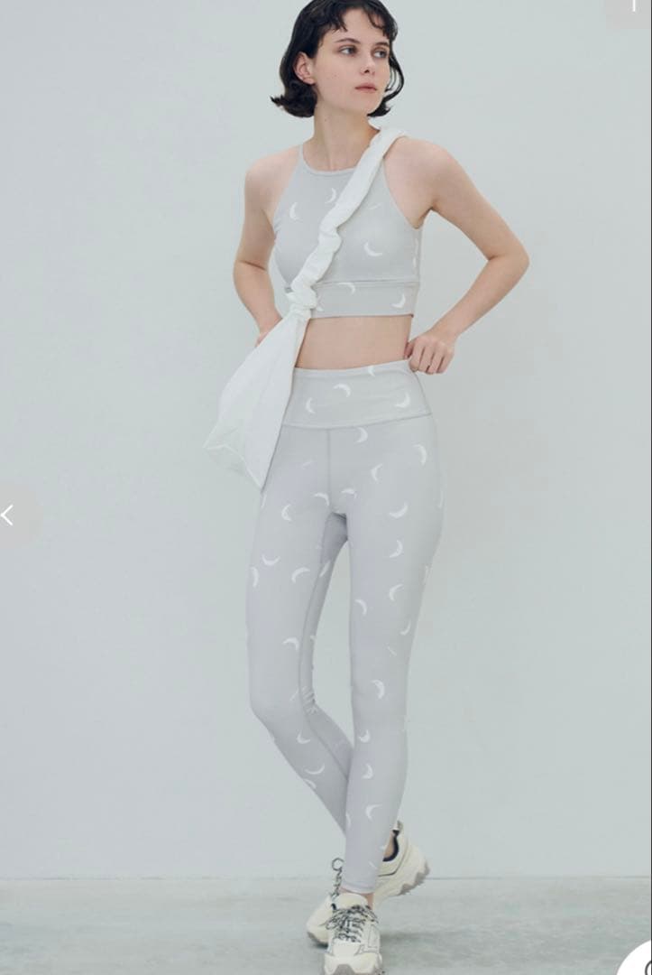 ONLINE限定】HAPPY YOGA 4SET 新品未使用 ONLINE限定】HAPPY YOGA 4SET(ブラトップ)｜トップス｜emmi（エミ）の